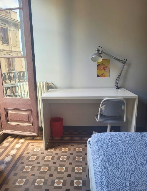 Single room with balcony in Barcelona